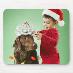 Mousepad Menino novo que envolve luzes de Natal em torno de