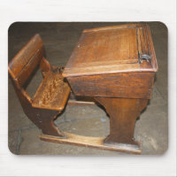 Mesa da escola e tapete do rato de madeira velhos