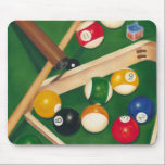 Mousepad Mesa de Billiards da vida com bolas e giz<br><div class="desc">Arrume-os com esta pintura espetacular de uma mesa de bilhar por Jennifer Goldberger. As bolas parecem novas,  o feltro parece imaculado,  e o giz já foi aplicado aos paus de sinalização. Segure isso em sua casa,  ou entregue a um amigo ou amado que goste de um jogo de piscina!</div>