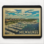 Mousepad Milwaukee Wisconsin Viagens vintage<br><div class="desc">Milwaukee Wisconsin design em estilo Viagens vintage com o horizonte de Milwaukee Wisconsin com porto e céu azul.</div>