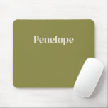 Mousepad Minimalista Olivalista Personalizado<br><div class="desc">Eleve seu espaço de trabalho com este mouse pad personalizado na moda com um fundo verde-azeitona minimalista com seu nome em uma fonte ousada e clássica. Projetada para conforto e desempenho, essa superfície suave e durável garante controle preciso do mouse e, ao mesmo tempo, adiciona um toque sofisticado e personalizado...</div>