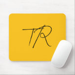 Mousepad Mínimo de iniciais personalizadas de tipografia si<br><div class="desc">Simples mão preta escrevendo iniciais personalizadas tipográficas design minimalistas em fundo laranja mostarda.</div>