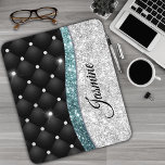 Mousepad Moedas cinzentas prateadas Monograma preto de lágr<br><div class="desc">Adicione um toque de brilho e brilho ao seu escritório doméstico ou dormitório com este elegante mouse pad personalizado. Este modelo de design chic apresenta elegante tartaruga verde prateada e cintilante, brilhando com design preto tufado. Para torná-lo extra especial, ele também é monograma e personalizado com o nome em amarelo....</div>