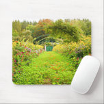 Mousepad Monet, Jardim Monet, Grande Beco<br><div class="desc">Salve o topo da sua mesa do visto do mouse e lágrimas com um mouse pad que mostra o Grande Beco (Grande Allee) no jardim francês de Monet. Imagem do jardim de Monet no final do verão.</div>