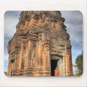 Mousepad Monge budista em pé na porta do templo