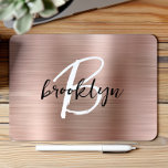Mousepad Monograma branco preto com metal Dourado, com rosa<br><div class="desc">Este elegante mouse personalizado apresenta um monograma e primeiro nome em um roteiro preto e branco moderno em um fundo de metal escovado rosa dourado de tendência.</div>