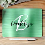 Mousepad Monograma Branco Preto e Verde Brutado<br><div class="desc">Este elegante mouse personalizado apresenta um monograma e primeiro nome em um roteiro preto e branco moderno em um fundo verde de metal escovado.</div>