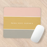 Mousepad Monograma da faixa Dourada rosa com bloco de cor<br><div class="desc">Um mousepad de bloco de cor na moda com 3 listras horizontais em rosa-pincel,  ouro-mostarda e cinzas em um estilo design minimalista moderno. O texto pode ser facilmente personalizado com seu nome para o presente ou acessório do escritório doméstico perfeitamente personalizado!</div>