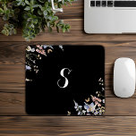 Mousepad Monograma de Flor Selvagem de Verão Simples<br><div class="desc">Este monograma multicolorido de flores silvestres de verão é um presente perfeito para uma escola,  escritório ou qualquer evento. O design apresenta uma coloração aquosa,  rosa,  púrpura,  vermelha,  burgundy,  amarela,  flores brancas e borboletas,  com vegetação nebulosamente embebida em buquês florais elegantes.</div>