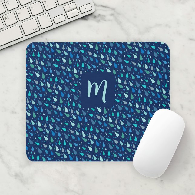 Mousepad Monograma de gotas de chuva azul moderno (Modern blue water drops rainfall mouse pad with custom monogram or initial)