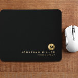 Mousepad Monograma de metal Dourado preto mínimo escovado<br><div class="desc">Design de monograma minimalista com medalhão de monograma de ouro de metal escovado; tipografia clássica de blocos masculinos com nome e título personalizados em um simples fundo preto. Personalize para seu uso personalizado.</div>