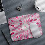 Mousepad monograma de pincel de abstrato cor rosa com pince<br><div class="desc">pintura de abstrato com pincéis simétricos. É uma ilustração simples de uma forma muito moderna. Paleta rosa. Abstrato cor-de-água rosa com pincel trava monograma. Personalize isso com seu nome,  negócios ou qualquer coisa que você quiser!</div>
