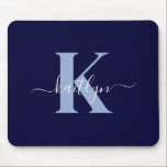Mousepad Monograma de Script Azul do Marinho Moderno<br><div class="desc">Este simples e elegante marinho azul mousepad com seu primeiro nome em uma fonte de script de tendência em branco digitado sobre sua primeira inicial em uma fonte moderna de boné em azul claro é perfeito para seu escritório/mesa. É na moda e moda e,  no entanto,  muito clássico.</div>