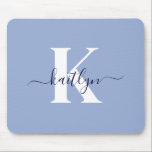 Mousepad Monograma de Script Azul Moderno<br><div class="desc">Este simples e elegante mouse azul-claro com seu primeiro nome em uma fonte de script de tendência em azul-marinho digitado sobre sua primeira inicial em uma fonte moderna de boné em branco é perfeito para seu escritório/mesa. É na moda e moda e,  no entanto,  muito clássico.</div>