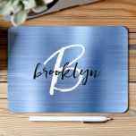Mousepad Monograma de Script Branco Preto, Bruto, Azul<br><div class="desc">Este elegante mouse personalizado apresenta um monograma e primeiro nome em um roteiro preto e branco moderno sobre um fundo de metal vermelho claro escovado.</div>