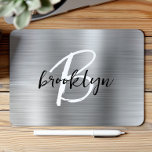 Mousepad Monograma de Script Branco Preto, Bruto, em Prata<br><div class="desc">Este elegante mouse personalizado apresenta um monograma e primeiro nome em um roteiro preto e branco moderno sobre um fundo de metal embebido em prata de vidro.</div>