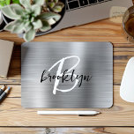 Mousepad Monograma de Script Branco Preto, Bruto, em Prata<br><div class="desc">Este elegante mouse personalizado apresenta um monograma e primeiro nome em um roteiro preto e branco moderno sobre um fundo de metal embebido em prata de vidro.</div>