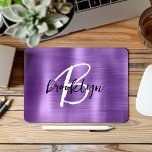 Mousepad Monograma de Script Branco Preto, Puro e Brutado<br><div class="desc">Este elegante mouse personalizado apresenta um monograma e primeiro nome em um roteiro preto e branco moderno em um fundo de metal roxo e tenso.</div>