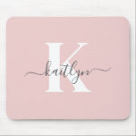 Mousepad Monograma de Script de Cinza Cor-de-Rosa Elegante<br><div class="desc">Este simples e elegante mouse rosa-rosa-pincel com seu primeiro nome em uma fonte de script de tendência em cinzas e seu primeiro início em uma fonte moderna de boné em branco é perfeito para seu escritório/mesa. É na moda e moda e,  no entanto,  muito clássico.</div>