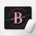 Mousepad Monograma de Script de Nome Preto Rosa Cinza-Rosa<br><div class="desc">Moz, moderna, elegante, tenda, rosa e preta, escrita inicial de nome monograma branco, monograma personalizado monograma personalizado. Apresentando uma inicial de monograma e um script de nome feminino em uma fonte com letras maiúsculas de caligrafia e uma estrutura com círculo pontilhado ao redor do seu monograma. Presente feminino perfeito para...</div>