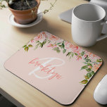 Mousepad Monograma de Script de Rosas Florais Cor-de-Rosa E<br><div class="desc">Este elegante mouse personalizado apresenta um monograma e primeiro nome em modernos roteiros e roteiros em um fundo cor-de-rosa. Um arranjo exuberante de rosas cor-de-rosa e verde enfeita a borda superior.</div>