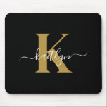 Mousepad Monograma de Script Dourado Preto Elegante<br><div class="desc">Este simples e elegante mouse preto com seu primeiro nome em uma fonte de script de tendência em branco digitado sobre sua primeira inicial em uma fonte moderna de boné em ouro é perfeito para seu escritório/mesa. É na moda e moda e,  no entanto,  muito clássico.</div>