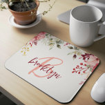 Mousepad Monograma de Script Floral Rosa Blush<br><div class="desc">Este elegante mouse personalizado apresenta um monograma e primeiro nome em modernos roteiros e burgundy. Um arranjo de aquarela de flores rosas e borboletas e verdes enfeita a borda superior.</div>