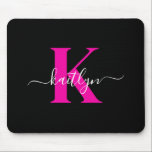 Mousepad Monograma de Script Rosa Quente Preto Elegante<br><div class="desc">Este simples e elegante bloco de mouse preto com seu primeiro nome em uma fonte de script de tendência em branco digitado sobre sua primeira inicial em uma fonte moderna em rosa-quente é perfeito para seu escritório/mesa. É na moda e moda e,  no entanto,  muito clássico.</div>