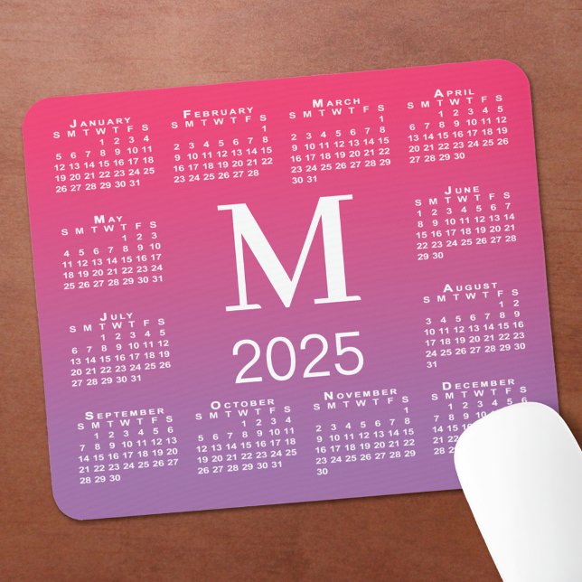 Mousepad Monograma do Calendário 2025 em Gradiente Rosa a R (2025 Calendar Monogram on Pink to Purple Gradient Mouse Pad in situ)