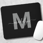 Mousepad Monograma do Nome Branco Preto Glamoroso<br><div class="desc">Pad inicial do mouse personalizado Elegante preto e branco, com script original. Adicione um toque de sofisticação ao seu espaço de trabalho com este mouse chic. Ele apresenta uma cinza elegante centrada em um fundo preto nítido, complementada por um design limpo e moderno. Combinando elegância com praticidade, este mouse pad...</div>
