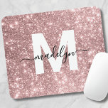 Mousepad Monograma do Nome da Lente Cor-de-Lobra Cor-de-ros<br><div class="desc">Pad Inicial Do Rato Monograma, Cor-De-Rosa Escamudo Personalizado. Adicione um toque de brilho e elegância ao seu espaço de trabalho com este mouse na moda. Apresentando um fundo brilhante, cor-de-rosa, azul-rosa, preto, nítido, uma letra inicial branca e nítida, e um nome de escrita preto elegante, este design é perfeito para...</div>