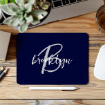 Mousepad Monograma do Script Branco da Cinza Azul da Tendên<br><div class="desc">Este elegante mouse personalizado apresenta um monograma e primeiro nome em cinzas modernas e script branco em um fundo azul marinho.</div>