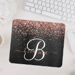 Mousepad Monograma do Sparkle preto com brilho Dourado com<br><div class="desc">Personalize facilmente este design de pastilha elegante do mouse,  que apresenta brilho bonito rosa dourado e brilhante em um fundo metálico escovado preto.</div>