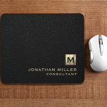 Mousepad Monograma Dourado de couro preto<br><div class="desc">Adicione um toque de sofisticação ao seu espaço de trabalho com este mouse personalizado preto de couro e monograma. A tipografia clássica de blocos e a medalhão de monogramas escovados com suas iniciais fazem dela um acessório perfeito para sua casa ou escritório. A superfície lisa e o suporte não deslizante...</div>