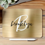 Mousepad Monograma Dourado de Script Branco Preto e Bruto<br><div class="desc">Este elegante mouse personalizado apresenta um monograma e primeiro nome em modernos roteiros preto e branco em um fundo de metal embebido em ouro.</div>