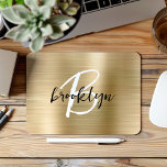 Mousepad Monograma Dourado de Script Branco Preto e Bruto<br><div class="desc">Este elegante mouse personalizado apresenta um monograma e primeiro nome em modernos roteiros preto e branco em um fundo de metal embebido em ouro.</div>