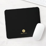 Mousepad Monograma Dourado e Preto de Luxo<br><div class="desc">Luxury Black e Dourado Monograma Personalizado e Design de Nome com monograma preto em círculo dourado com nome no estilo de fonte profissional ouro em fundo preto. Nota: Os detalhes da folha são simulados no trabalho de arte. Não será utilizada nenhuma folha de alumínio real no fazer deste produto.</div>