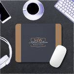 Mousepad Monograma Dourado preto simples<br><div class="desc">Este design traz um estilo moderno e profissional à sua marca de negócios. Suas iniciais monograma e nome comercial são realçadas elegantemente em uma bela imagem dourada.</div>