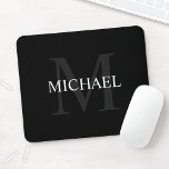 Mousepad Monograma e nome clássico personalizado preto<br><div class="desc">Monograma Personalizado e Dif de Nome apresenta o nome personalizado em branco e monograma na cinza como fundo,  no estilo clássico da fonte serif,  em fundo preto. Perfeito como presente de feriado,  presente de dia de os pais para pai e presente para qualquer ocasião especial.</div>