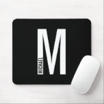 Mousepad Monograma e Nome de Negrito Personalizado Moderno<br><div class="desc">Design de Monograma moderno com letra monográfica "M" personalizada e nome no estilo de letra sans sans moderno,  em negrito. Presente perfeito para ele,  presente de dia de os pais e muito mais.</div>