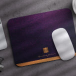 Mousepad Monograma elegante de couro roxo clássico<br><div class="desc">Pasta de rato monograma, com aparência exclusiva de luxo, com um simples quadrado de ouro metálico em cobre, com as suas iniciais de nome de monograma e uma faixa cintilante sobre um fundo de couro na moda púrpura de indigo. Adequado para pequenas empresas, profissionais empresariais ou independentes, especialistas em marcas...</div>