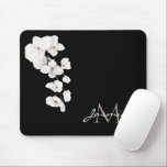 Mousepad Monograma Floral das Orquídeas Negras e Brancas Mo<br><div class="desc">Descubra a elegância redefinida com nosso moderno mouse preto e orquídeo branco monograma com orquídeas. Abrace o apelo cômico e de moda de designs monocromáticos adornados com delicadas flores brancas e orquídeas brancas graciosas acima de um monograma chic de seu nome e inicial. Cada pastilha de rato apresenta sofisticação, seja...</div>