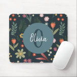 Mousepad Monograma Floral Elegante e Moderno<br><div class="desc">Este elegante e moderno design de mouse floral apresenta flores laranja, verdes e azuis bonitinhas, com plantas botânicas verdes e um fundo azul marinho, e tem espaço para que você adicione um nome e inicial em uma fonte escrita à mão. O dom perfeito do monograma colorido para qualquer amante de...</div>