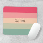 Mousepad Monograma Horizontal de Banda Colorida Rosa e Verd<br><div class="desc">Um mousepad de bloco colorido na moda com 5 listras horizontais em tons de rosa,  pêssego e verde no estilo moderno de design mininmalista. O texto pode ser facilmente personalizado com seu nome ou título para o presente ou acessório perfeitamente personalizado.</div>