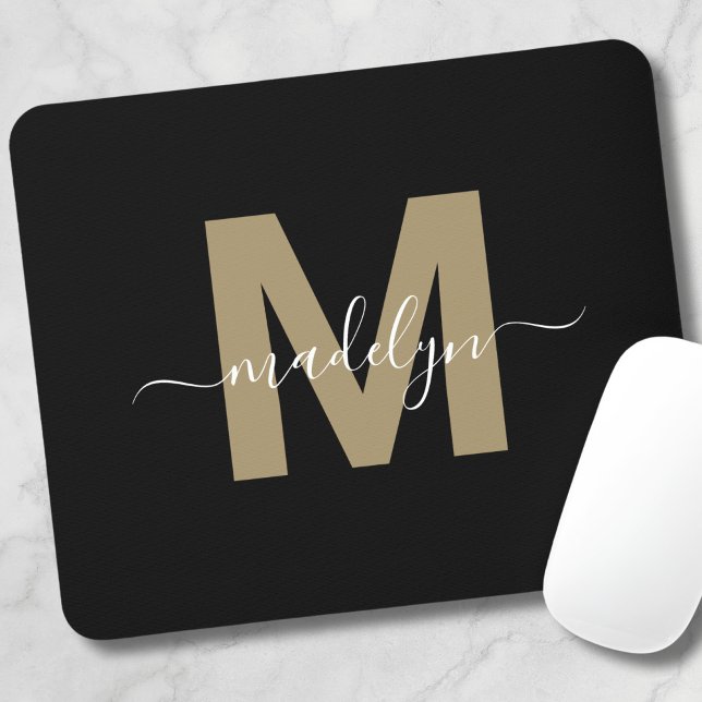 Mousepad Monograma Inicial do Nome de Script Dourado Preto  (Modern Black Gold Script Name Initial Monogram Mouse Pad)
