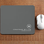 Mousepad Monograma moderno minimalista<br><div class="desc">Design de monograma moderno minimalista com emblema clássico de monograma em bloco num eterno de tipografia clássica com nome personalizado e título abaixo num simples fundo de cinza. Personalize para seu uso personalizado.</div>