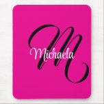 Mousepad Monograma moderno minimalista, nome inicial rosa q<br><div class="desc">Monograma moderno minimalista,  nome inicial preto branco. Nome personalizado personalizável com uma inicial cursiva atrás de uma cor rosa-quente.</div>
