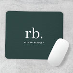 Mousepad Monograma Na moda verde moderno minimalista<br><div class="desc">Um design de monograma minimalista com grandes iniciais tipográficas em uma fonte clássica com seu nome abaixo em um fundo verde escuro. O presente ou acessório perfeitamente personalizado!</div>