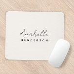 Mousepad Monograma neutro | Na moda minimalista moderno<br><div class="desc">Um simples design de monograma personalizado na moda com uma tipografia moderna e minimalista escrita à mão, emparelhada com uma tipografia de blocos a preto num fundo natural de creme de marfim. O nome do monograma pode ser facilmente personalizado para fazer um design tão único quanto você! O presente ou...</div>