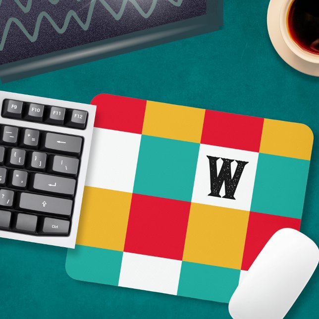 Mousepad Monograma Personalizado Colorido de Abstrato Geomé (A colorful monogrammed mouse mat, with a geometric pattern of squares in teal, red, yellow and white)